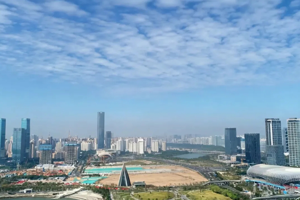 由御光打造，全粤最大圆形透明巨幕正式落地深圳龙岗坂田·云里梦摩天轮！